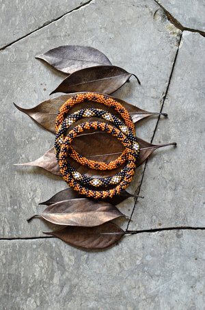Les bracelets Stardust Khamari fabriqués artisanalement au Népal sont vendus au concept-store L'Échappée Belle à Quimperlé.
