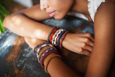 Les bracelets Stardust Khamari fabriqués artisanalement au Népal sont vendus au concept-store L'Échappée Belle à Quimperlé.