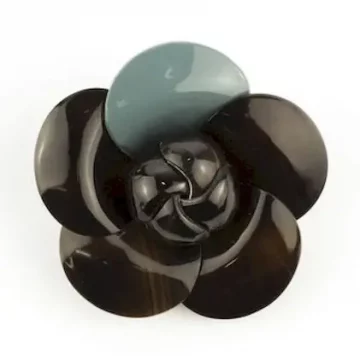 Broche camélia laquée