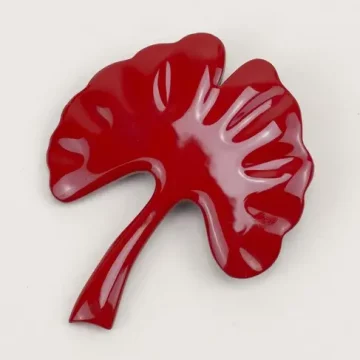 Broche Ginkgo laquée rouge